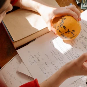 kobi education-perbedaan tes skolastik dan tes suubstansi lpdp-gambar seseorang yang sedang menghitung rumus di atas kertas maupun juga lewat jeruk berwarna kuning