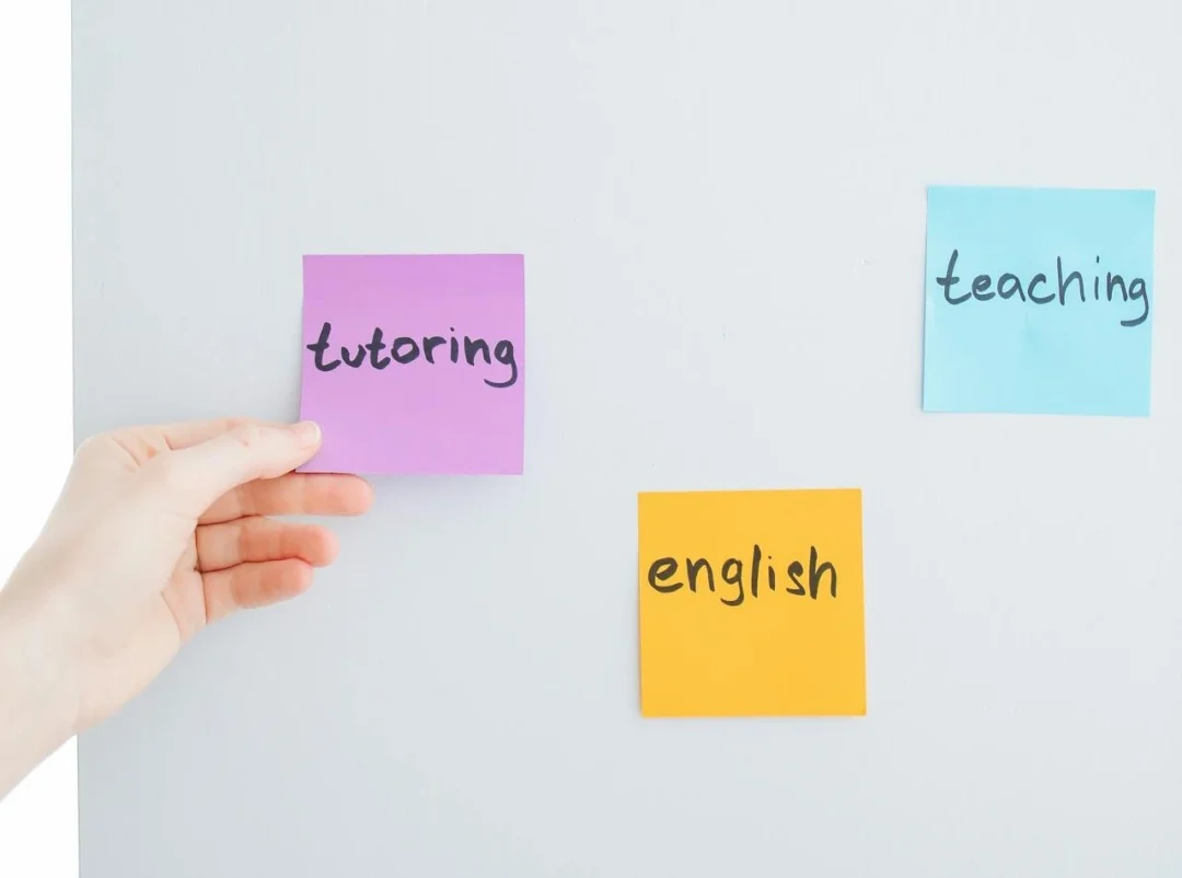 kobi education-perbedaan bahasa inggris dan ielts-gambar tempelan kertas berwarna yang tersusun rapi di atas dinding