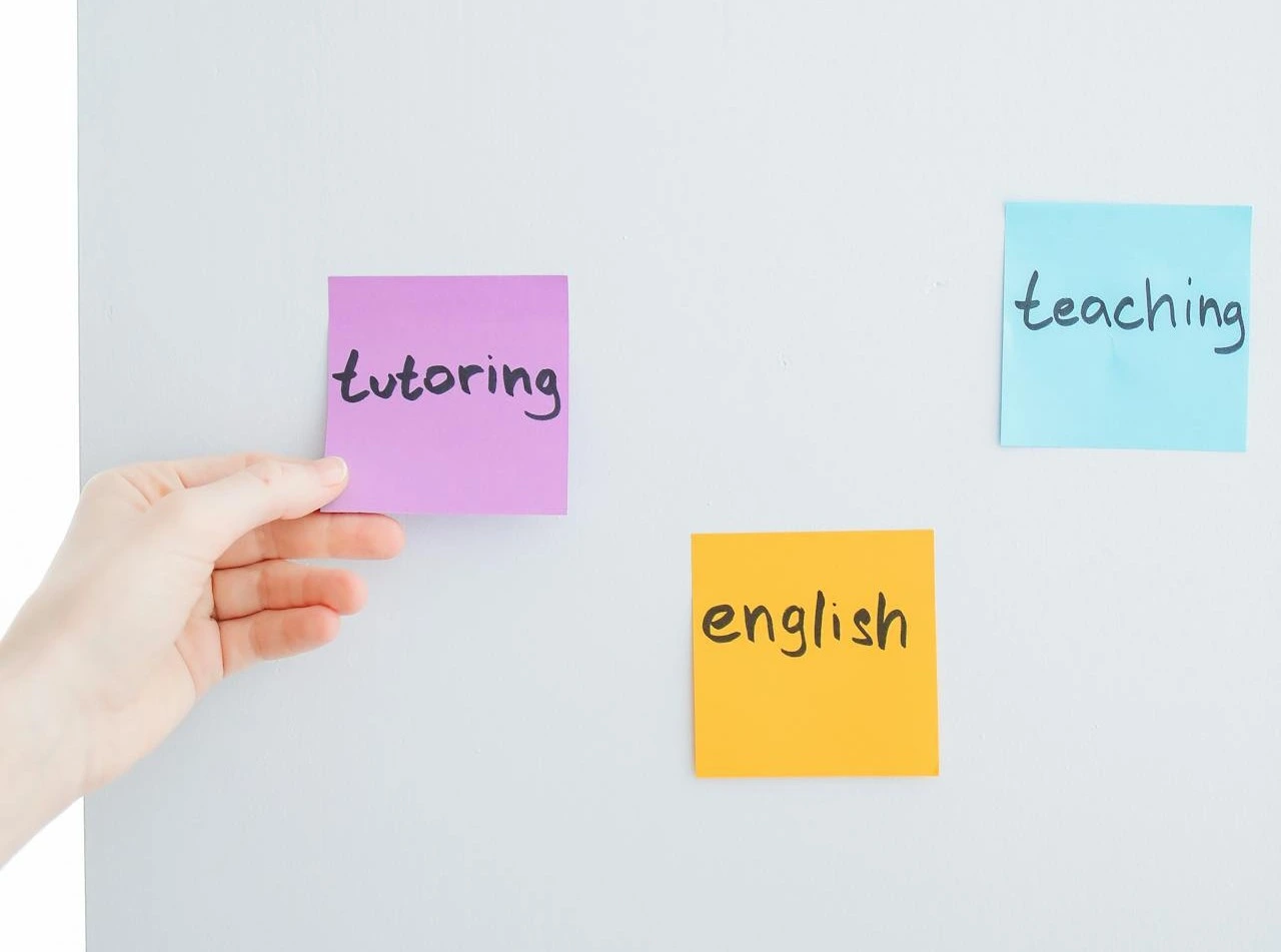 kobi education-perbedaan bahasa inggris dan ielts-gambar tempelan kertas berwarna yang tersusun rapi di atas dinding