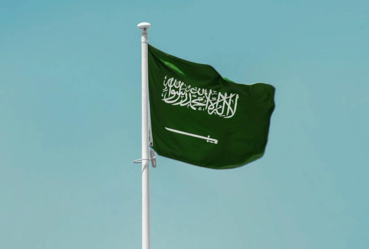 kobi education-universitas islam terbaik di arab saudi-gambar bendera arab saudi yang berkibar dengan megah di siang hari