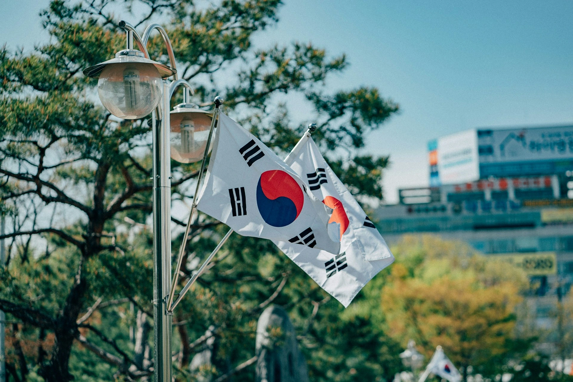 kobi education-universitas korea yang menyediakan beasiswa full s1-gambar bendera korsel yang berkibar di dekat salah satu universitas ternama disana