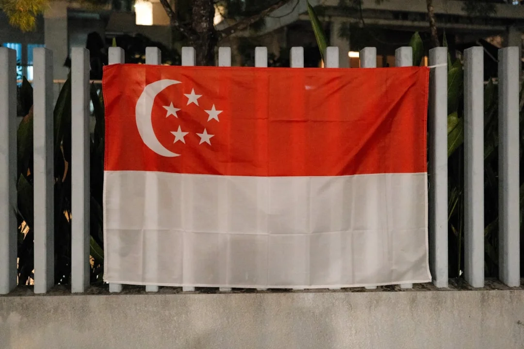 kobi education-beasiswa parsial singapura-gambar bendera singapura yang dipajang di depan pagar tertentu