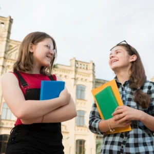 kobi education-persiapan kuliah di luar negeri dari sma-gambar dua siswi sedang diskusi bersama untuk persiapan kuliah mereka