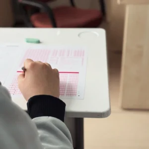 kobi education-jadwal sat-gambar seseorang sedang mengerjakan soal tertentu dengan sangat serius