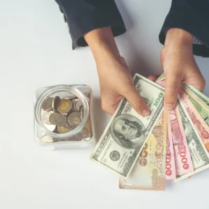 kobi education-biaya hidup bulanan lpdp di luar negeri-gambar seseorang sedang menghitung uang di atas meja putih yang kosong