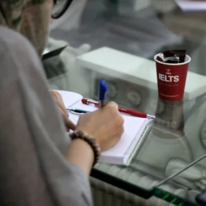 kobi education-berbagai tipe tes kemampuan akademik buat study abroad-gambar seseorang yang sedang berlatih sebelum menghadapi tes ielts