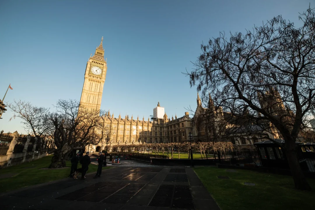 kobi education-universitas di Inggris yang menyediakan beasiswa-gambar tampilan london di tengah siang hari yang fokus ke menara ben