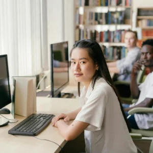 kobi education-cara meningkatkan skor ielts-gambar salah satu peserta yang sedang melihat kamera dengan cukup serius