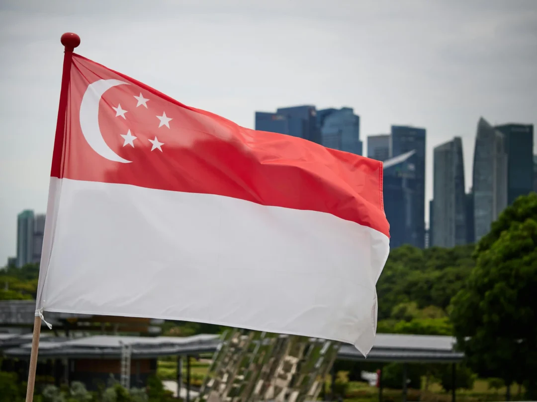 kobi education-syarat-berbagai-beasiswa-s1-singapura-gambar bendera singapura yang berkibar dengan megah di tengah kota