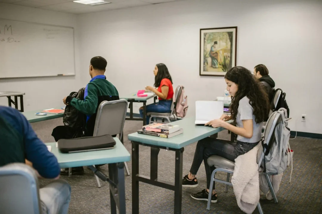 kobi education-rekomendasi tempat kursus ielts terbaik di jakarta-gambar para siswa sedang membahas strategi dalam menghadapi tes ielts