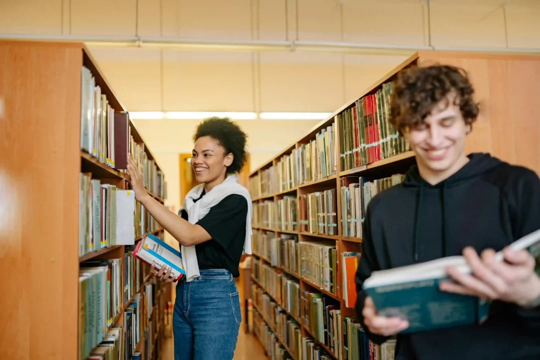 kobi education-info lengkap beasiswa talenta indonesia-gambar dua orang asing sedang membaca buku dengan tenang di perpustakaan publik