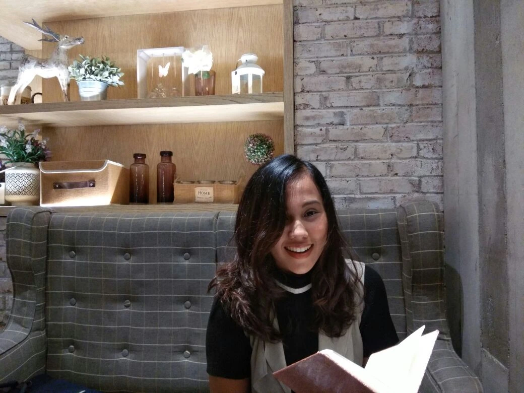 kobi education-kisah sukses cathy-gambar cathy yang sedang tersenyum di depan kamera