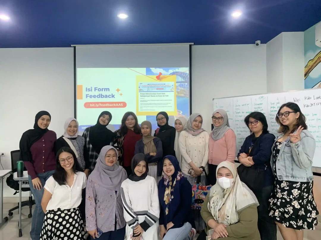 kobi education-rahasia lolos beasiswa aas lewat workshop offline-gambar berbagai peserta yang berfoto bersama di depan kamera untuk workshop aas offline kobi