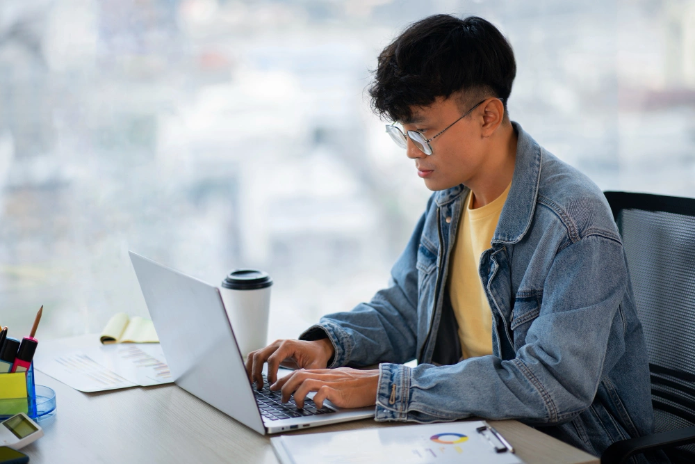 kobi education-cara mencari uang tambahan-gambar mahasiswa yang sedang bekerja secara online paruh waktu untuk mendapatkan uang