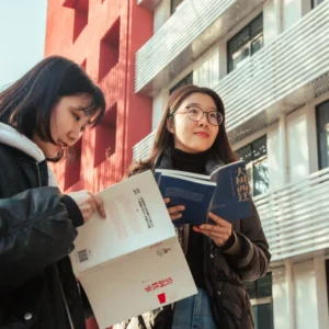 kobi education-program konect china-gambar dua mahasiswa cina yang sedang membaca buku bersama di lingkungan kampus