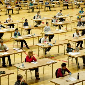 kobi education-lomba jurusan matematika untuk portofolio anak sma buat study abroad-gambar berbagai orang yang sedang mengikuti salah satu lomba akademik