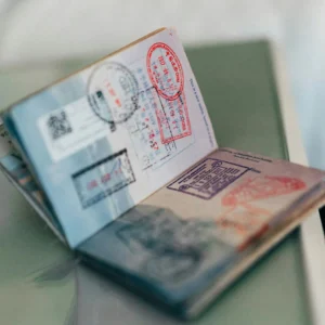 kobi education-rekomendasi universitas di luar negeri di negara yang memiliki visa murah-gambar tampilan buku visa yang sedang terbuka