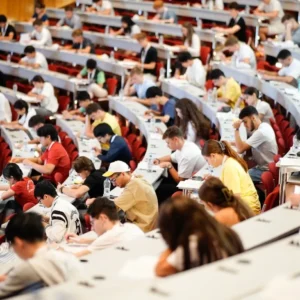 kobi education-lomba bidang bisnis dan ekonomi yang bisa diikuti oleh siswa sma-gambar berbagai orang yang melakukan pengerjaan tes international secara bersama