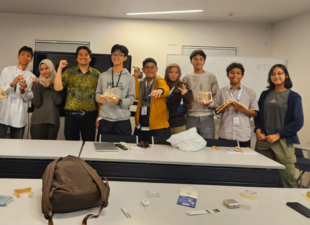 kobi education-kobi konect japan stem xpediition batch 1-gambar peserta yang sedang berfoto bersama di depan kamera