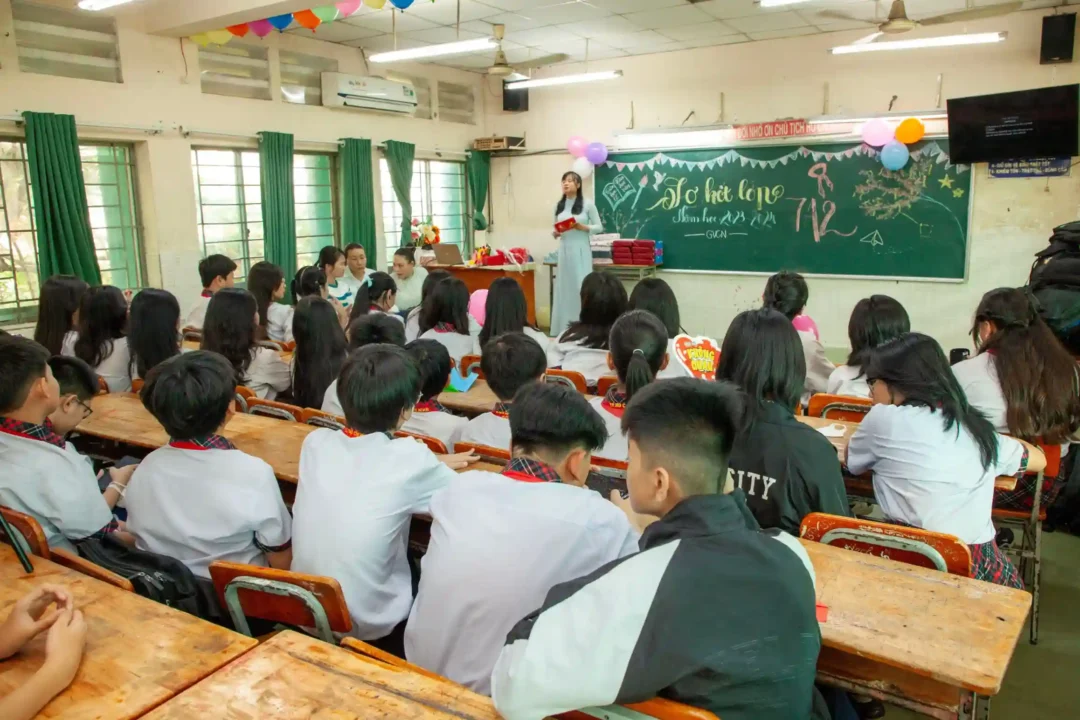 kobi eductaion-tips rahasia banguan portofolio kuliah ke luar negeri dari smp-gambar satu kelas yang sedang belajar bersama secara serius