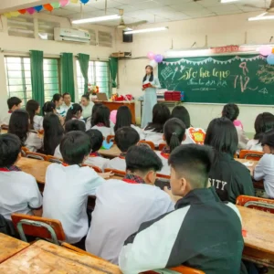 kobi eductaion-tips rahasia banguan portofolio kuliah ke luar negeri dari smp-gambar satu kelas yang sedang belajar bersama secara serius