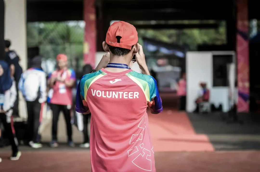 kobi education-rekomendasi kegiatan volunteer di ngo-gambar peserta volunteer yang menggunakan baju merah muda dari belakang