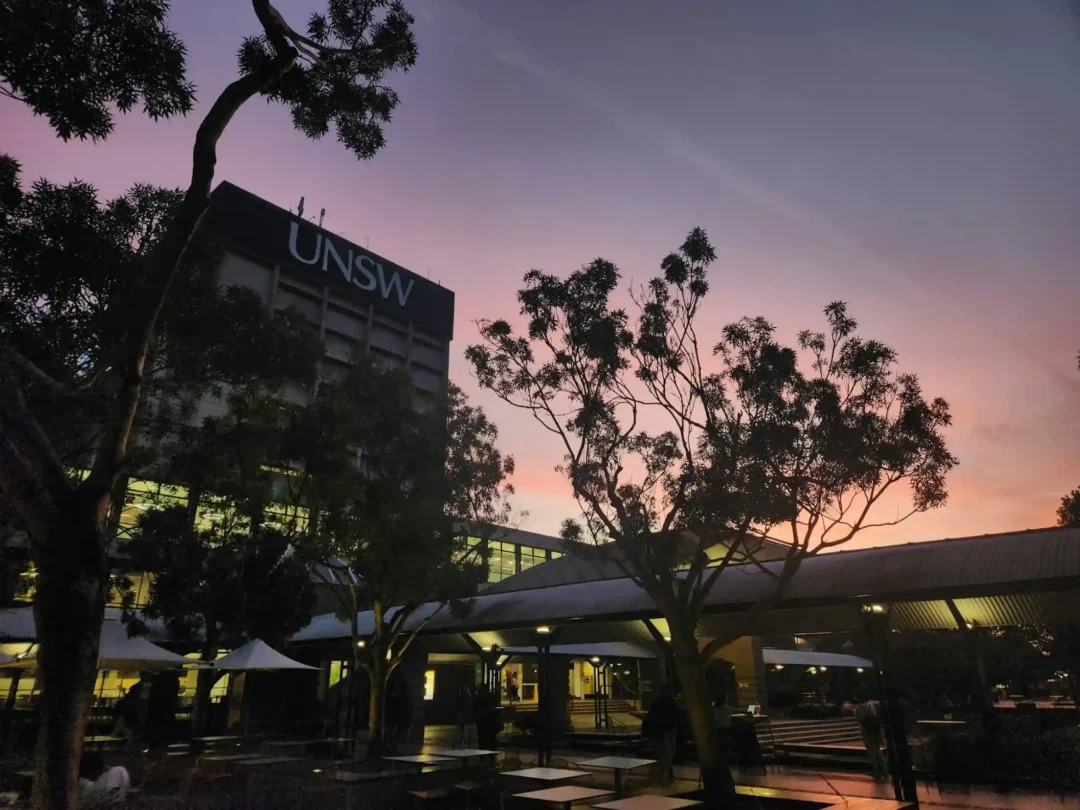 kobi education-panduan lengkap cara kuliah s1 di australia-gambar penampilan unsw di australia pada sore hari
