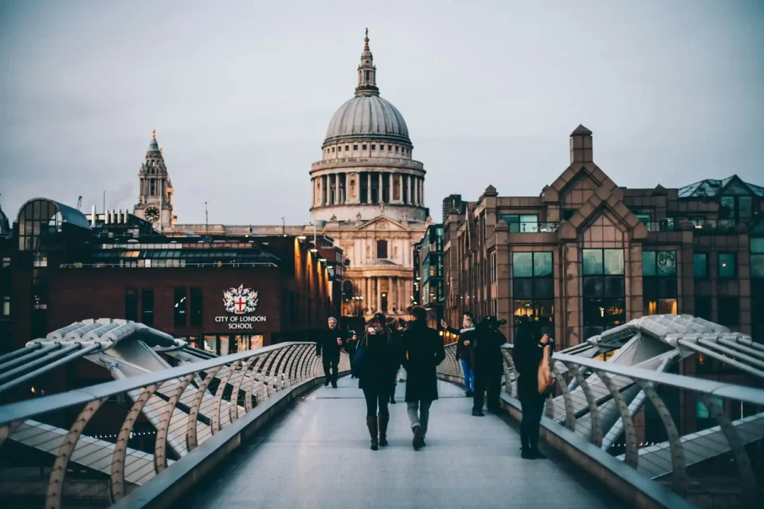 kobi education-biaya hidup di inggris untuk mahasiswa-gambar kehidupan di millenium bridge london