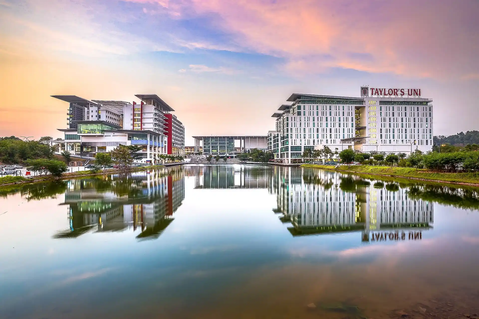 kobi education-info lengkap taylor university-gambar universitas taylor dari sisi depan