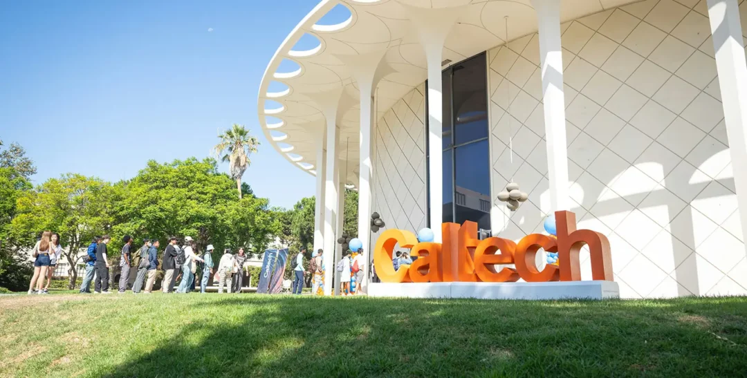 kobi education-info lengkap universitas caltech-gambar tampilan logo caltech pada siang hari
