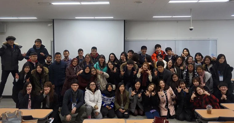 kobi education-universitas korea selatan yang banyak mahasiswa indonesia-gambar mahasiswa indonesia yang sedang berkumpul didalam salah satu aula ruang universitas korea