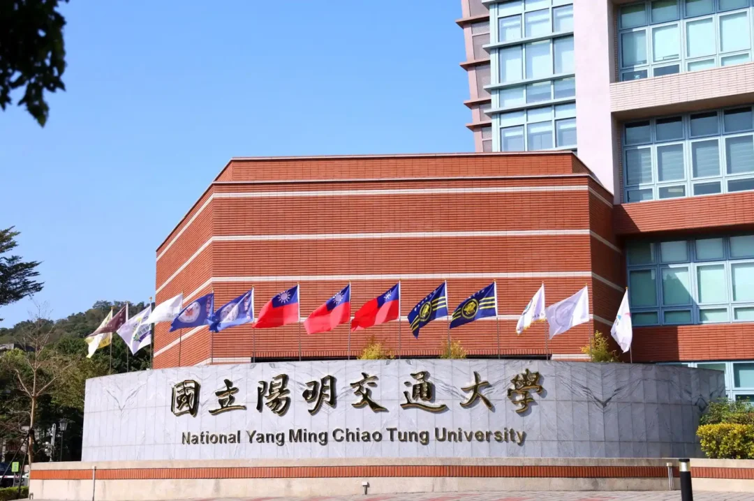 kobi education-program student exchange sma amerika-gambar tampilan universitas yang ming chiao tung di depan kamera